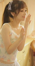 笑容超甜的可爱双马尾辫清新清新少女印花肩带衫短裤室内写真图片