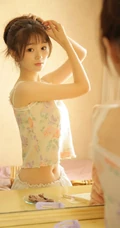 笑容超甜的可爱双马尾辫清新清新少女印花肩带衫短裤室内写真图片