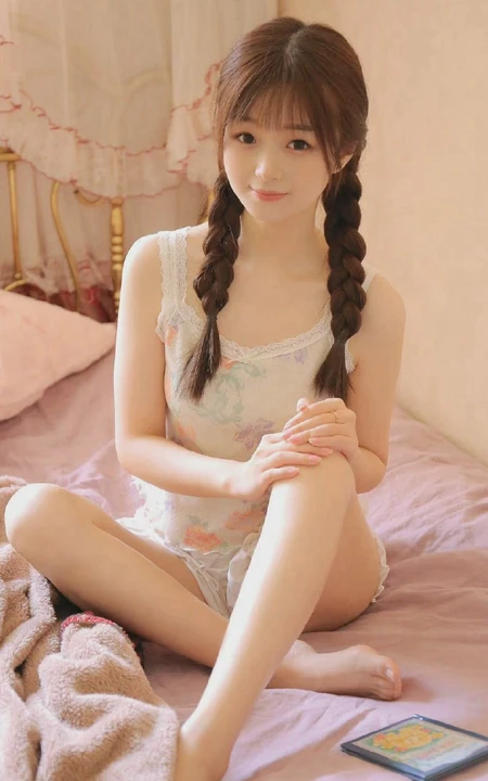 笑容超甜的可爱双马尾辫清新清新少女印花肩带衫短裤室内写真图片
