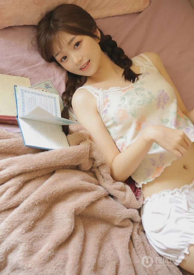 笑容超甜的可爱双马尾辫清新清新少女印花肩带衫短裤室内写真图片