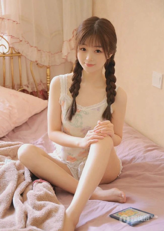 笑容超甜的可爱双马尾辫清新清新少女印花肩带衫短裤室内写真图片