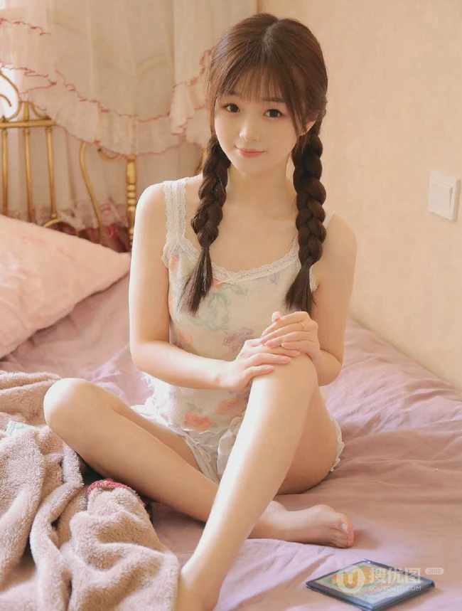 笑容超甜的可爱双马尾辫清新清新少女印花肩带衫短裤室内写真图片