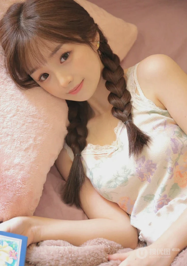 笑容超甜的可爱双马尾辫清新清新少女印花肩带衫短裤室内写真图片