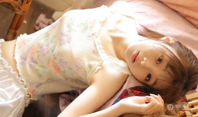 笑容超甜的可爱双马尾辫清新清新少女印花肩带衫短裤室内写真图片