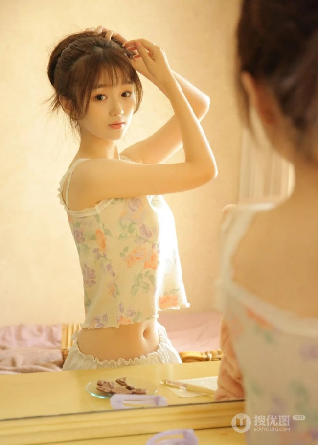 笑容超甜的可爱双马尾辫清新清新少女印花肩带衫短裤室内写真图片