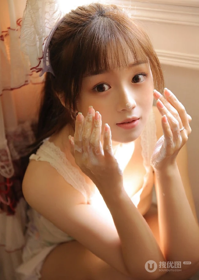 笑容超甜的可爱双马尾辫清新清新少女印花肩带衫短裤室内写真图片