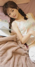 笑容超甜的可爱双马尾辫清新清新少女印花肩带衫短裤室内写真图片