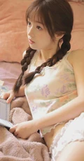 笑容超甜的可爱双马尾辫清新清新少女印花肩带衫短裤室内写真图片