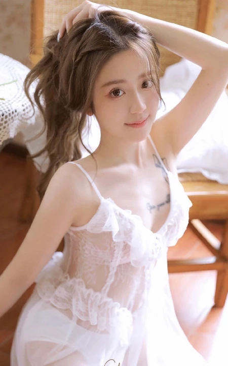 胸前有纹身的白皙浅粉女生气质风格蕾丝白裙着身尽显动人身姿室内写真图片