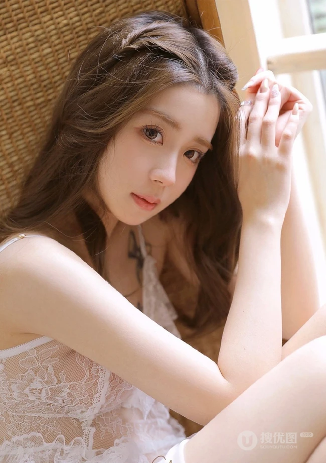 胸前有纹身的白皙浅粉女生气质风格蕾丝白裙着身尽显动人身姿室内写真图片