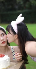 气质可爱青春少女姐妹花简约装背心穿搭户外草坪吃蛋糕嬉闹写真美照