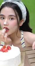 气质可爱青春少女姐妹花简约装背心穿搭户外草坪吃蛋糕嬉闹写真美照