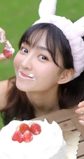 气质可爱青春少女姐妹花简约装背心穿搭户外草坪吃蛋糕嬉闹写真美照