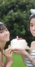 气质可爱青春少女姐妹花简约装背心穿搭户外草坪吃蛋糕嬉闹写真美照
