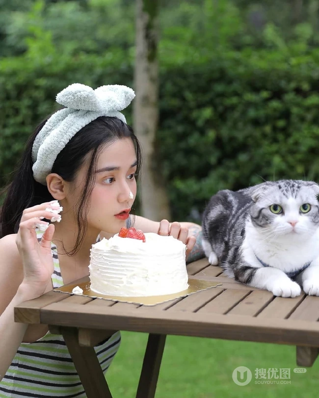 气质可爱青春少女姐妹花简约装背心穿搭户外草坪吃蛋糕嬉闹写真美照