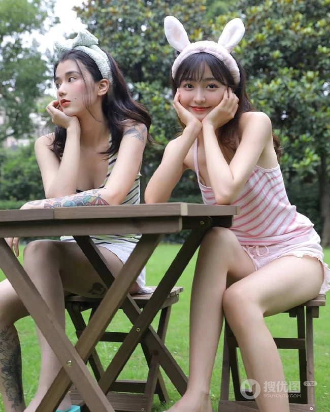 气质可爱青春少女姐妹花简约装背心穿搭户外草坪吃蛋糕嬉闹写真美照