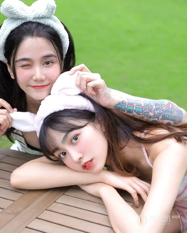 气质可爱青春少女姐妹花简约装背心穿搭户外草坪吃蛋糕嬉闹写真美照