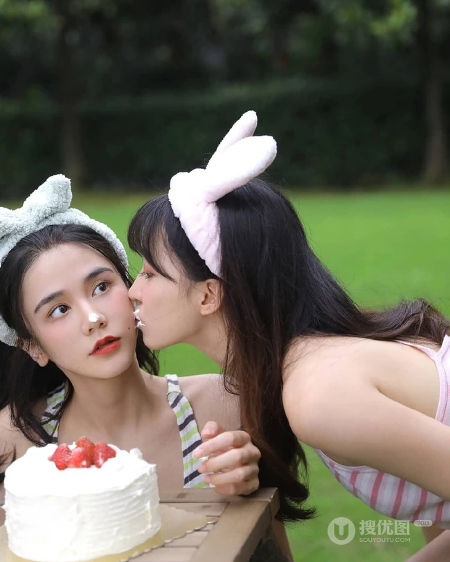 气质可爱青春少女姐妹花简约装背心穿搭户外草坪吃蛋糕嬉闹写真美照