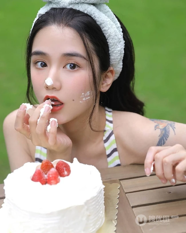 气质可爱青春少女姐妹花简约装背心穿搭户外草坪吃蛋糕嬉闹写真美照