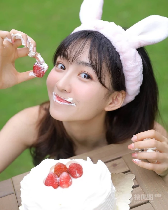 气质可爱青春少女姐妹花简约装背心穿搭户外草坪吃蛋糕嬉闹写真美照
