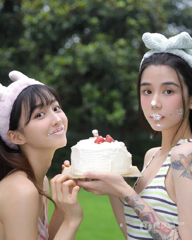 气质可爱青春少女姐妹花简约装背心穿搭户外草坪吃蛋糕嬉闹写真美照