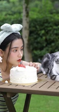 气质可爱青春少女姐妹花简约装背心穿搭户外草坪吃蛋糕嬉闹写真美照