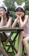 气质可爱青春少女姐妹花简约装背心穿搭户外草坪吃蛋糕嬉闹写真美照