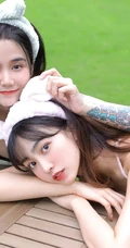 气质可爱青春少女姐妹花简约装背心穿搭户外草坪吃蛋糕嬉闹写真美照