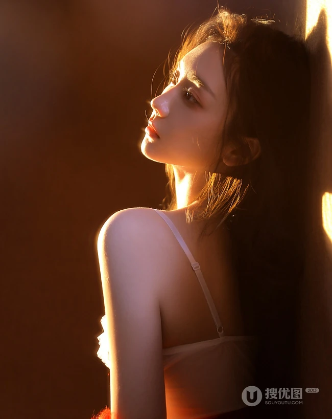 令人无法抵挡的气质高颜值浪漫女生红衣下的风格家居服魅力室内写真图集