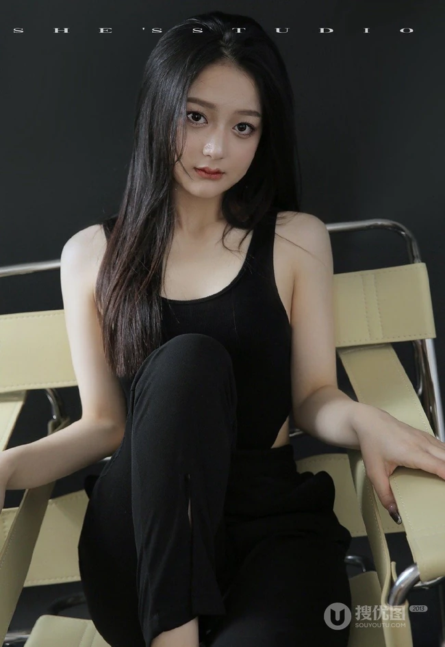 韩系轻氧风漂亮可人女生多款不同穿搭大胆动人艺术写真图片