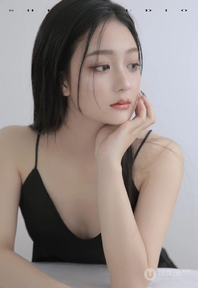 韩系轻氧风漂亮可人女生多款不同穿搭大胆动人艺术写真图片