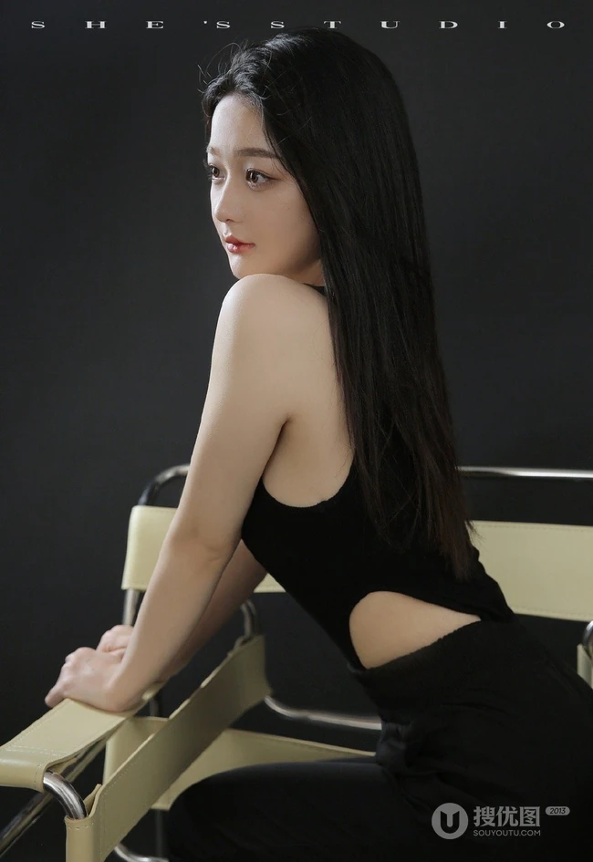 韩系轻氧风漂亮可人女生多款不同穿搭大胆动人艺术写真图片