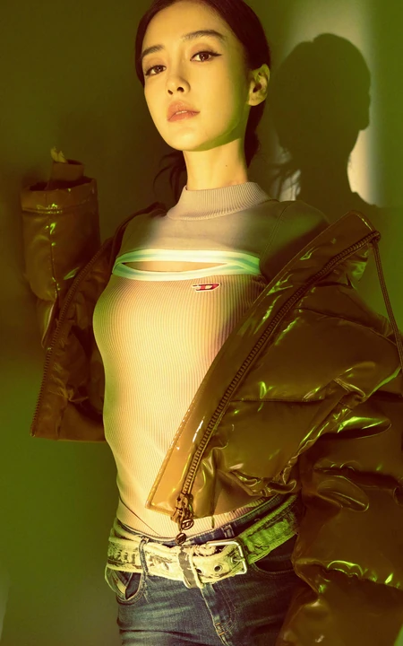Angelababy酷飒羽绒服紧身衣牛仔裤写真手机壁纸图片