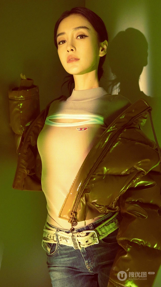 Angelababy酷飒羽绒服紧身衣牛仔裤写真手机壁纸图片