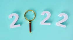 2022立体积木文字壁纸，蓝色背景，闹钟，放大镜，海星，简约2022图片