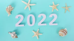 2022立体积木文字壁纸，蓝色背景，闹钟，放大镜，海星，简约2022图片
