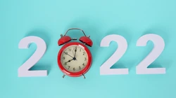 2022立体积木文字壁纸，蓝色背景，闹钟，放大镜，海星，简约2022图片