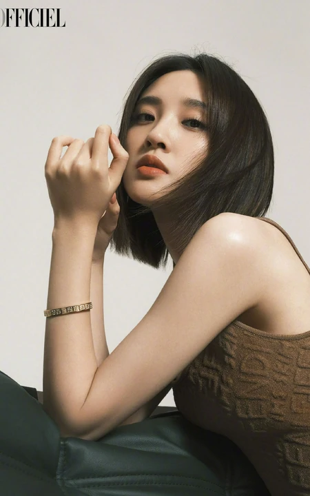 唐艺昕多套魅力着装甜美气质写真杂志图片