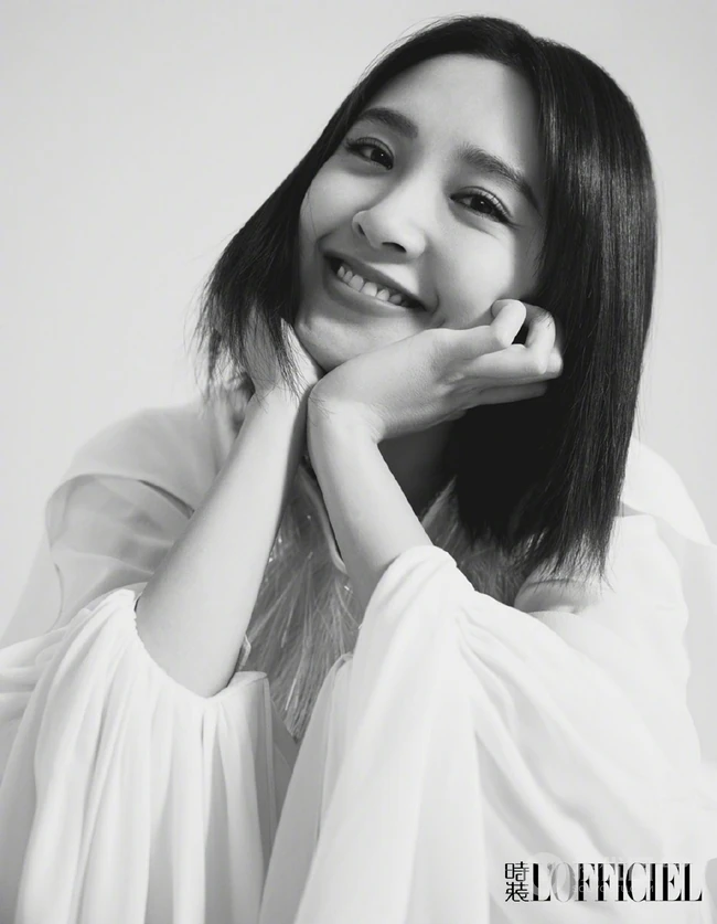 唐艺昕多套魅力着装甜美气质写真杂志图片