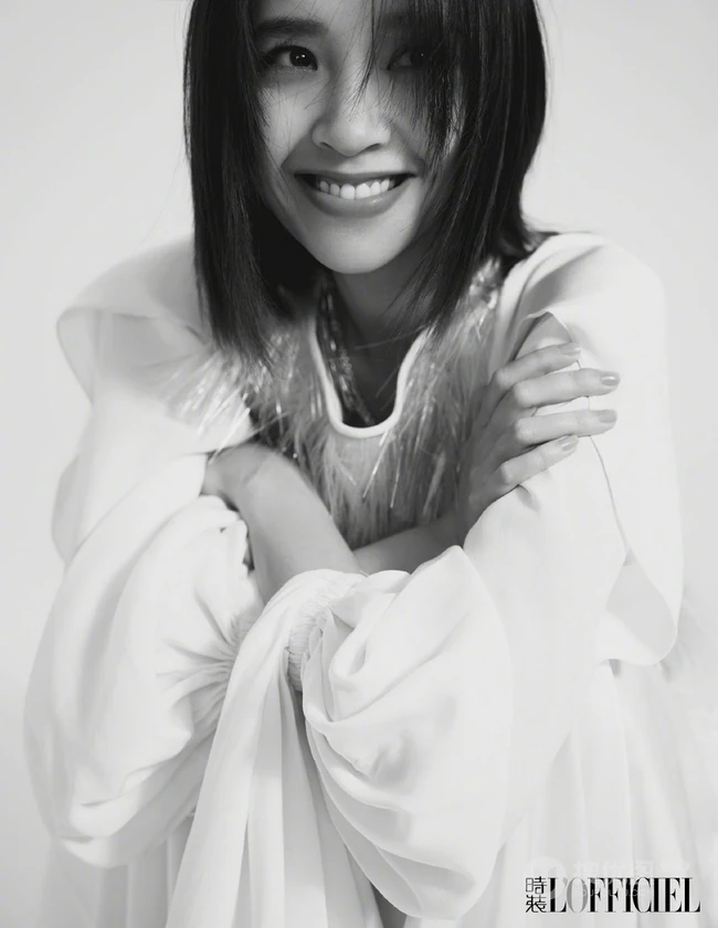 唐艺昕多套魅力着装甜美气质写真杂志图片