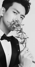 李现化身翩翩君子，西装革履和兰花同框，尽显型男气质
