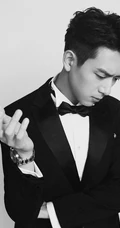 李现化身翩翩君子，西装革履和兰花同框，尽显型男气质