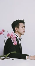 李现化身翩翩君子，西装革履和兰花同框，尽显型男气质