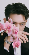 李现化身翩翩君子，西装革履和兰花同框，尽显型男气质