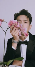 李现化身翩翩君子，西装革履和兰花同框，尽显型男气质