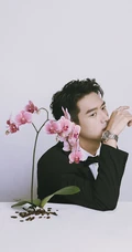 李现化身翩翩君子，西装革履和兰花同框，尽显型男气质