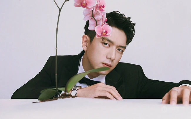 李现化身翩翩君子，西装革履和兰花同框，尽显型男气质