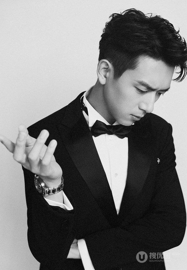 李现化身翩翩君子，西装革履和兰花同框，尽显型男气质
