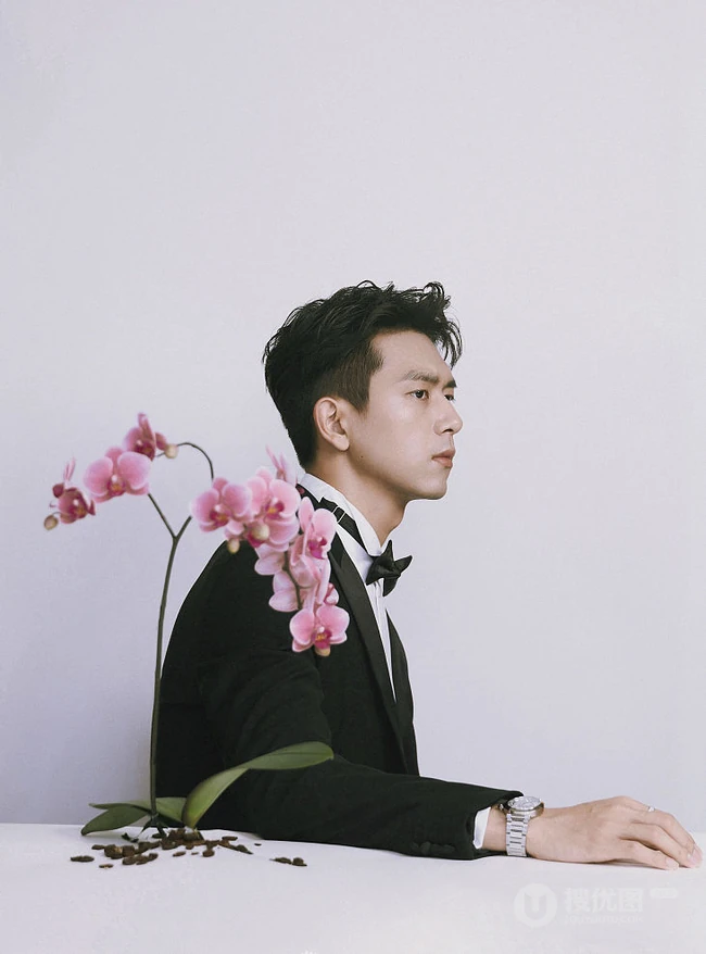 李现化身翩翩君子，西装革履和兰花同框，尽显型男气质