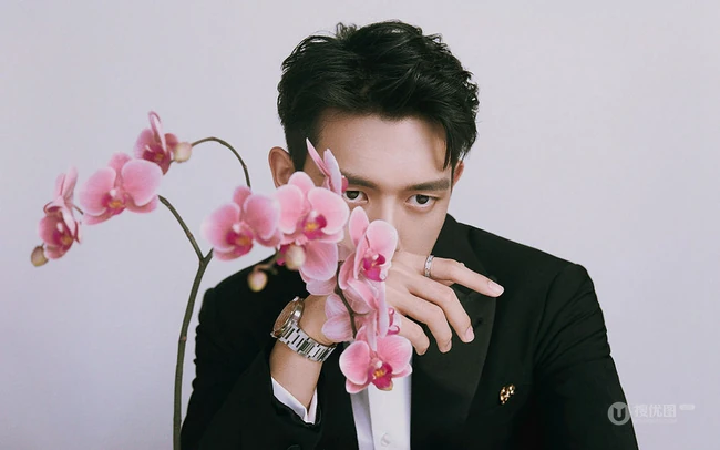 李现化身翩翩君子，西装革履和兰花同框，尽显型男气质